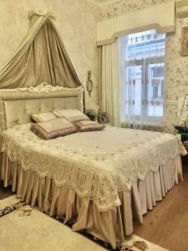Покрывало и подушки для королевской спальни