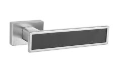 Дверная ручка TUPAI LINA 3 3039CRT Матовый хром вставка CM черная матовая