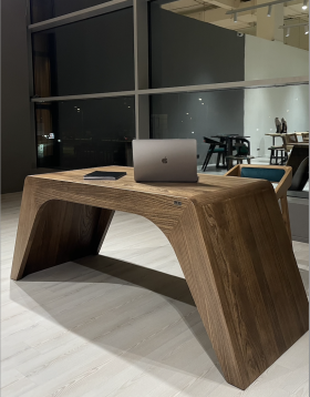 Тауер — робочий стіл з дерева