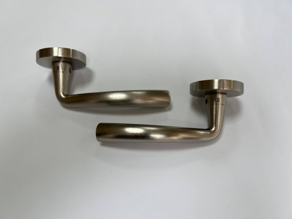 Дверна ручка ILAVIO 306 на круглій розетці, нікель матовий - фото 6
