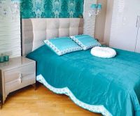 Покрывало и подушки яркие бирюзовые в спальню