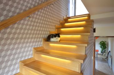 Види освітлення сходів в будинку - цікаві ідеї
