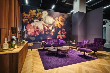 Меблі з фіолетового оксамиту, шкіри та світлого дерева від Freifrau