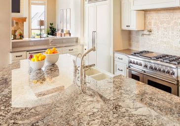 Выбираем кухонную столешницу: сравнение изделий из природного и искусственного камня