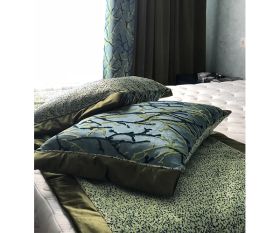 Шторы и подушки с бархатным декором для спальни